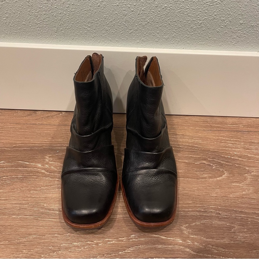 *Kork ease kissel leather back zip ankle bootie black size 6.5 leather